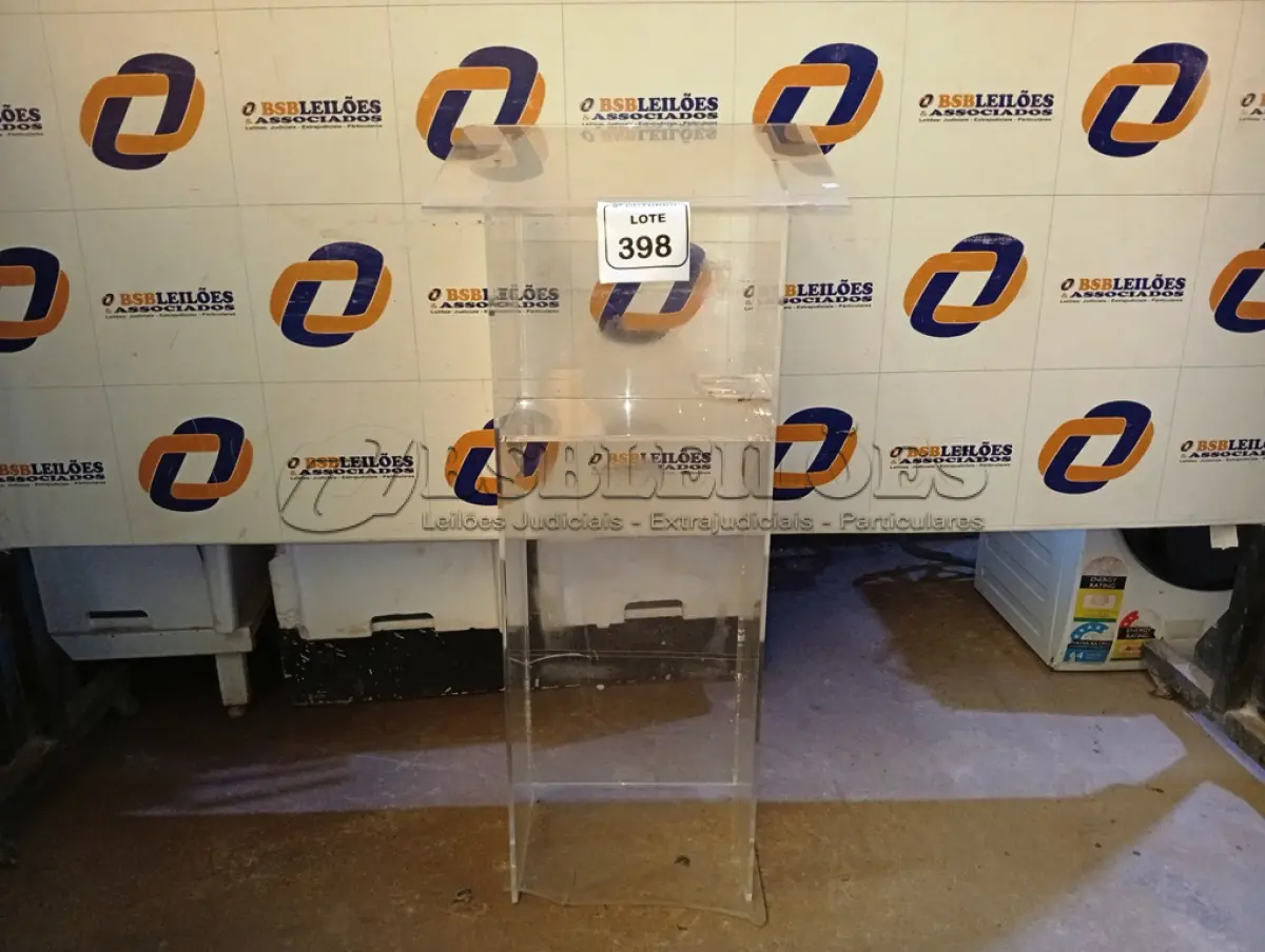 LOTE 398 - 01 PÚLPITO EM ACRÍLICO. (NO ESTADO) ATENÇÃO! FAZER A VISITAÇÃO ANTES DE ARREMATAR, NÃO SABEMOS SE FUNCIONA. LEILÃO NÃO TEM GARANTIA E NEM DEVOLUÇÃO, SUJEITO A POSSÍVEIS AVARIAS VISÍVEIS/OCULTAS E/OU AUSÊNCIA DE COMPONENTES.