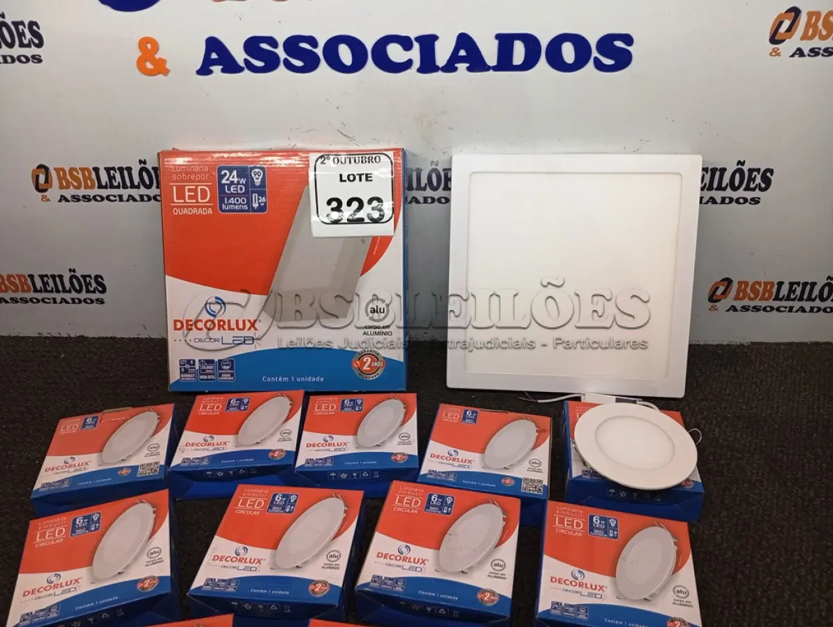 LOTE 323 - 02 LUMIARIAS DE LED QUADRADAS MARCA DECORLUX SOBREPOR E 12 LUMINARIAS DE LED DE IMBUTIR DECORLUX. (NO ESTADO) ATENÇÃO! FAZER A VISITAÇÃO ANTES DE ARREMATAR, NÃO SABEMOS SE FUNCIONA. LEILÃO NÃO TEM GARANTIA E NEM DEVOLUÇÃO, SUJEITO A POSSÍVEIS AVARIAS VISÍVEIS/OCULTAS E/OU AUSÊNCIA DE COMPONENTES.
