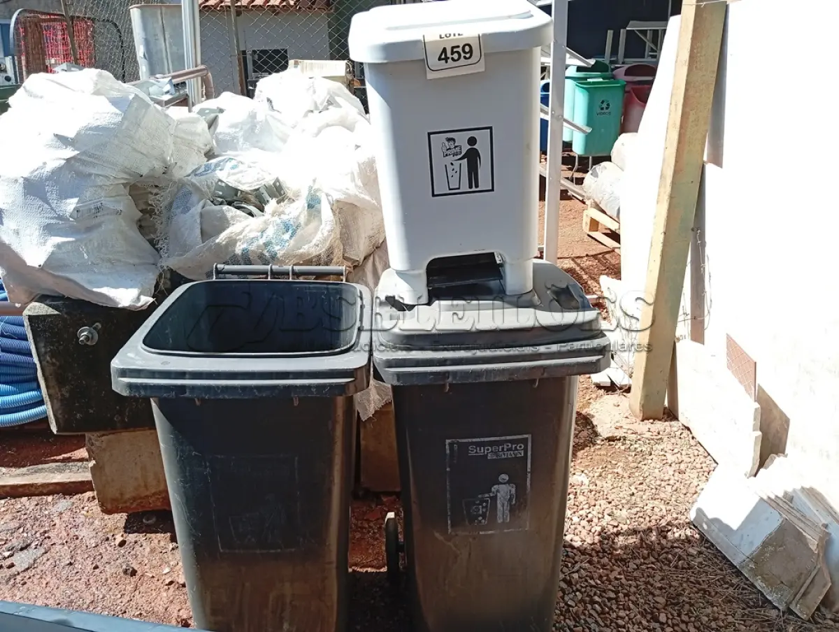 LOTE 459 - 02 LIXEIRAS COR PRETO SENDO 01 COM TAMPA E 01 C/TAMPA COR BRANCO. (NO ESTADO) ATENÇÃO! FAZER A VISITAÇÃO ANTES DE ARREMATAR, NÃO SABEMOS SE FUNCIONA. LEILÃO NÃO TEM GARANTIA E NEM DEVOLUÇÃO, SUJEITO A POSSÍVEIS AVARIAS VISÍVEIS/OCULTAS E/OU AUSÊNCIA DE COMPONENTES.