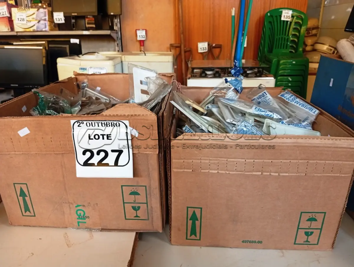 LOTE 227 - 01 LOTE COM GRANDE QUANTIDADE DE PLACAS PARA TOMADAS. E MATERIAIS ELÉTRICOS DIVERSOS. (NO ESTADO) ATENÇÃO! FAZER A VISITAÇÃO ANTES DE ARREMATAR, NÃO SABEMOS SE FUNCIONA. LEILÃO NÃO TEM GARANTIA E NEM DEVOLUÇÃO, SUJEITO A POSSÍVEIS AVARIAS VISÍVEIS/OCULTAS E/OU AUSÊNCIA DE COMPONENTES.