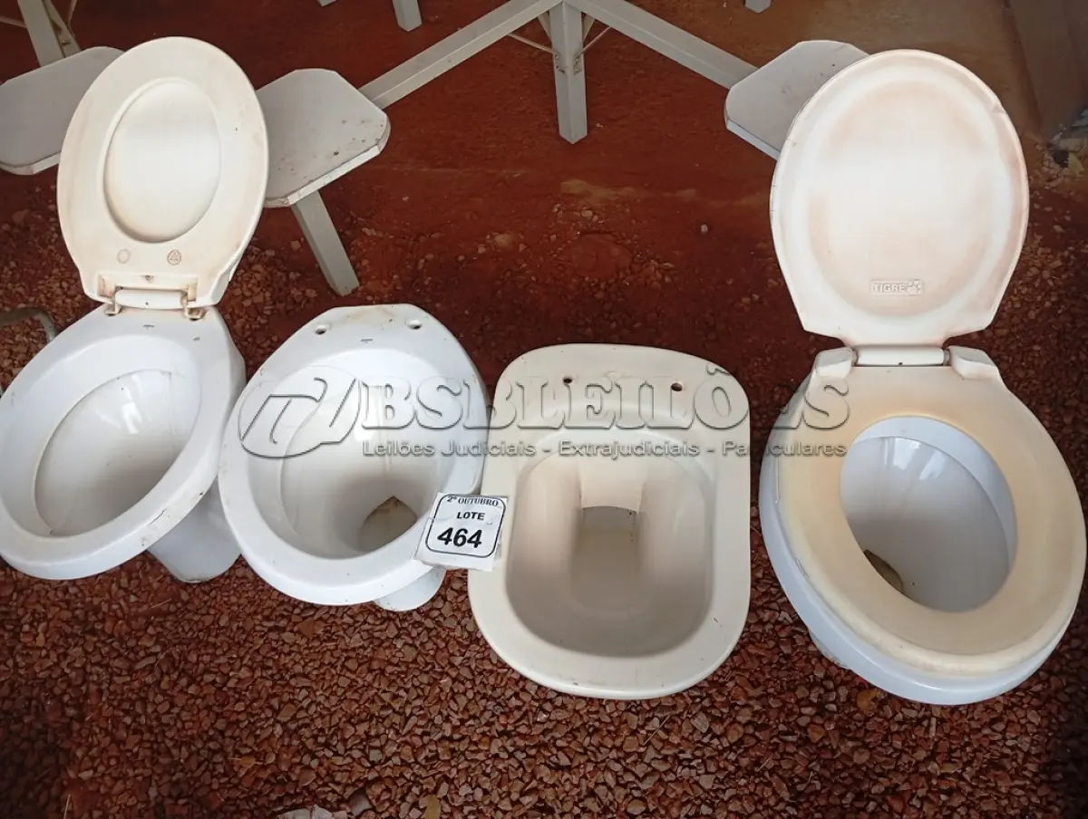 LOTE 464 - 04 VASOS SANITÁRIOS MODELOS DIVERSOS NA COR BRANCA. NO ESTADO) ATENÇÃO! FAZER A VISITAÇÃO ANTES DE ARREMATAR, NÃO SABEMOS SE FUNCIONA. LEILÃO NÃO TEM GARANTIA E NEM DEVOLUÇÃO, SUJEITO A POSSÍVEIS AVARIAS VISÍVEIS/OCULTAS E/OU AUSÊNCIA DE COMPONENTES.