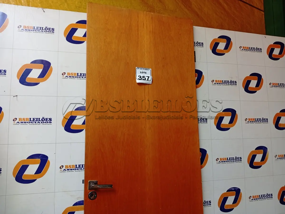 LOTE 357 - 01 PORTA EM MADEIRA 70X2,10. (NO ESTADO) ATENÇÃO! FAZER A VISITAÇÃO ANTES DE ARREMATAR, NÃO SABEMOS SE FUNCIONA. LEILÃO NÃO TEM GARANTIA E NEM DEVOLUÇÃO, SUJEITO A POSSÍVEIS AVARIAS VISÍVEIS/OCULTAS E/OU AUSÊNCIA DE COMPONENTES.