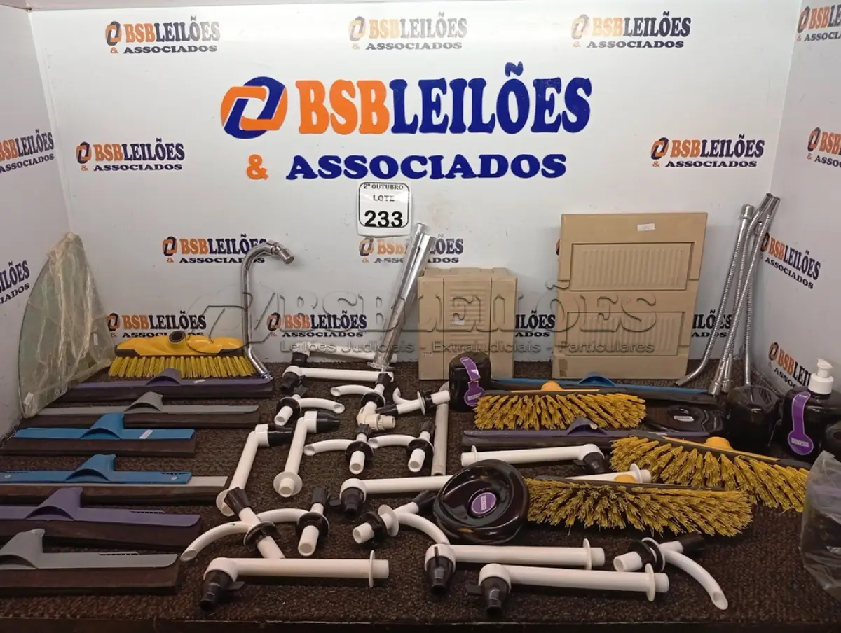 LOTE 233 - 01 LOTE COM GRANDE QUANTIDADE VASSOURAS, RODOS S/CABO, TORNEIRAS E MATERIAIS DIVERSOS. (NO ESTADO) ATENÇÃO! FAZER A VISITAÇÃO ANTES DE ARREMATAR, NÃO SABEMOS SE FUNCIONA. LEILÃO NÃO TEM GARANTIA E NEM DEVOLUÇÃO, SUJEITO A POSSÍVEIS AVARIAS VISÍVEIS/OCULTAS E/OU AUSÊNCIA DE COMPONENTES.
