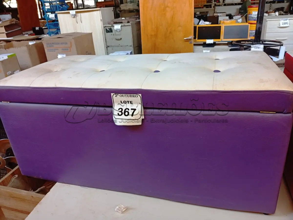 LOTE 367 - 01 BAÚ ALMOFADADO NA COR ROXO. (NO ESTADO) ATENÇÃO! FAZER A VISITAÇÃO ANTES DE ARREMATAR, NÃO SABEMOS SE FUNCIONA. LEILÃO NÃO TEM GARANTIA E NEM DEVOLUÇÃO, SUJEITO A POSSÍVEIS AVARIAS VISÍVEIS/OCULTAS E/OU AUSÊNCIA DE COMPONENTES.