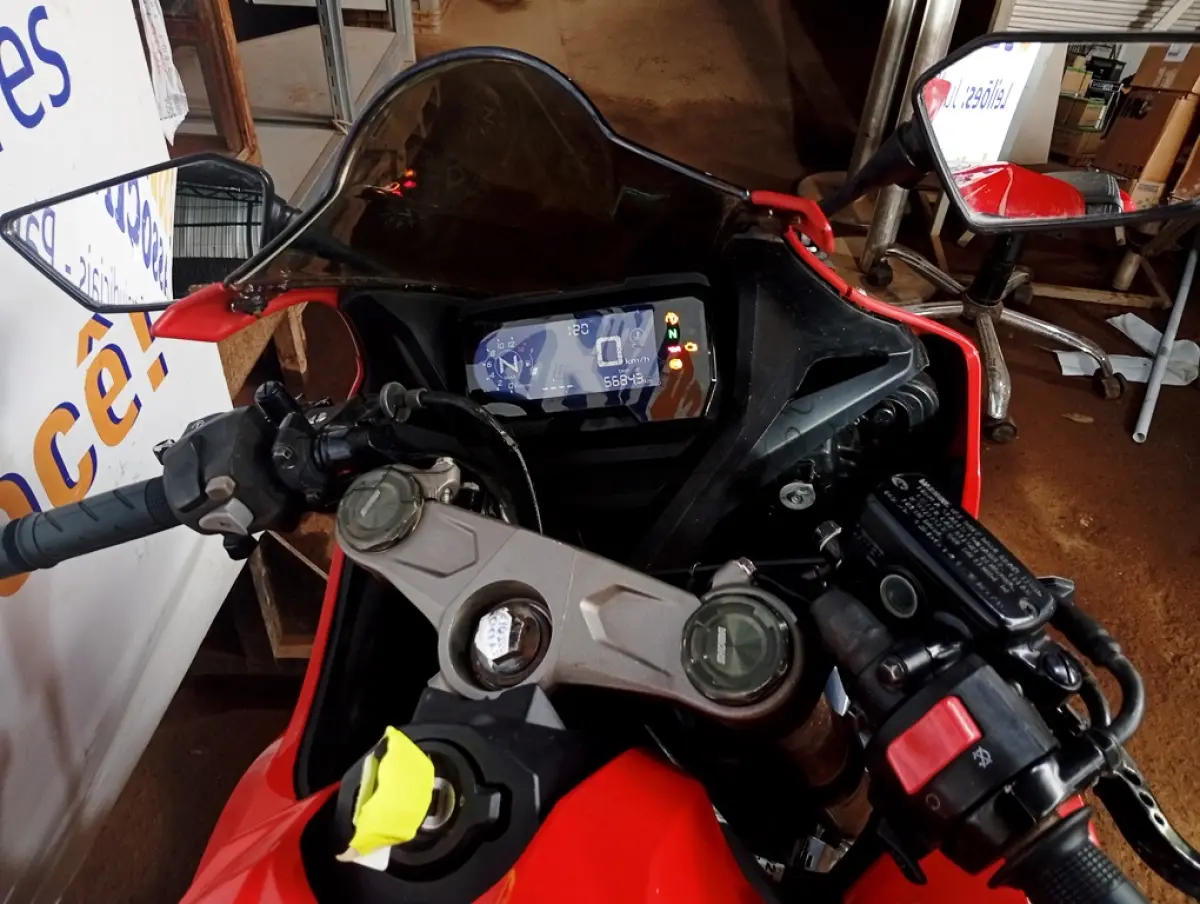 LOTE 008 - 01 MOTO HONDA/CBR 650R; COR VERMELHA; ANO 2022. (NO ESTADO) (TODOS DOCUMENTOS 2024 PAGOS)