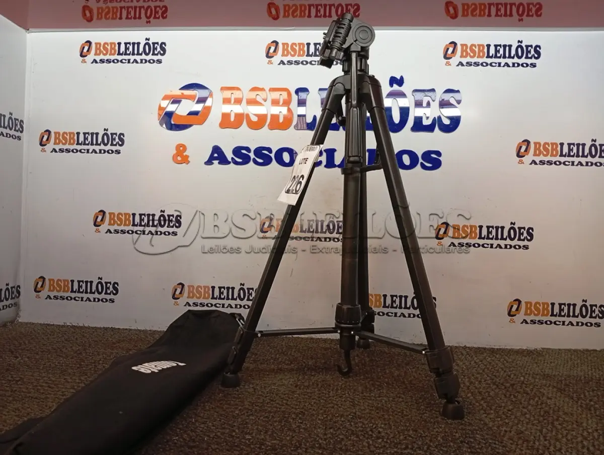 LOTE 226 - 01 TRIPÉ PARA CÂMERA MARCA TOMATE MTG-3016. (NO ESTADO) ATENÇÃO! FAZER A VISITAÇÃO ANTES DE ARREMATAR, NÃO SABEMOS SE FUNCIONA. LEILÃO NÃO TEM GARANTIA E NEM DEVOLUÇÃO, SUJEITO A POSSÍVEIS AVARIAS VISÍVEIS/OCULTAS E/OU AUSÊNCIA DE COMPONENTES.
