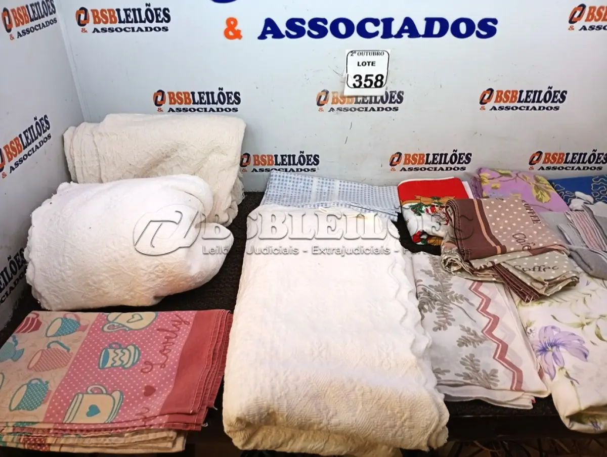 LOTE 358 - 01 LOTE C/ DIVERSAS TOALHAS DE MESA. (NO ESTADO) ATENÇÃO! FAZER A VISITAÇÃO ANTES DE ARREMATAR, NÃO SABEMOS SE FUNCIONA. LEILÃO NÃO TEM GARANTIA E NEM DEVOLUÇÃO, SUJEITO A POSSÍVEIS AVARIAS VISÍVEIS/OCULTAS E/OU AUSÊNCIA DE COMPONENTES.