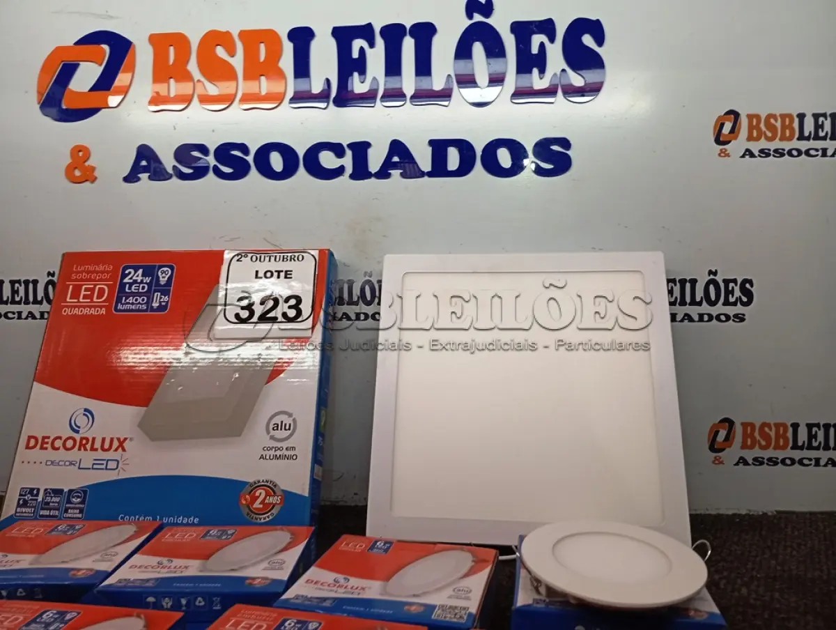LOTE 323 - 02 LUMIARIAS DE LED QUADRADAS MARCA DECORLUX SOBREPOR E 12 LUMINARIAS DE LED DE IMBUTIR DECORLUX. (NO ESTADO) ATENÇÃO! FAZER A VISITAÇÃO ANTES DE ARREMATAR, NÃO SABEMOS SE FUNCIONA. LEILÃO NÃO TEM GARANTIA E NEM DEVOLUÇÃO, SUJEITO A POSSÍVEIS AVARIAS VISÍVEIS/OCULTAS E/OU AUSÊNCIA DE COMPONENTES.