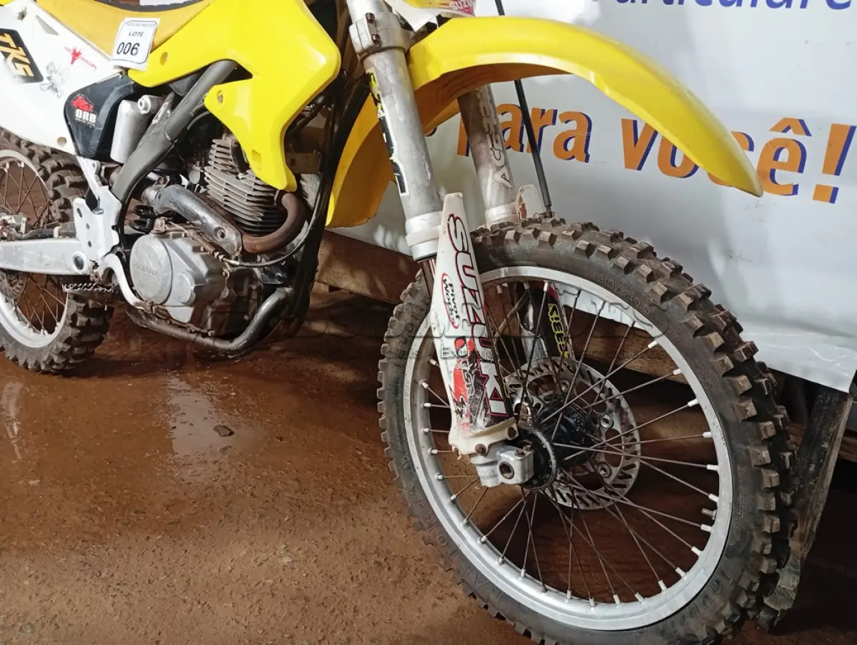 LOTE 006 - 01 MOTO DE MOTOCROSS SUZUKI RMZ; MOTOR 230CC; COR BRANCA C/AMARELA; ANO 2005. (NO ESTADO)