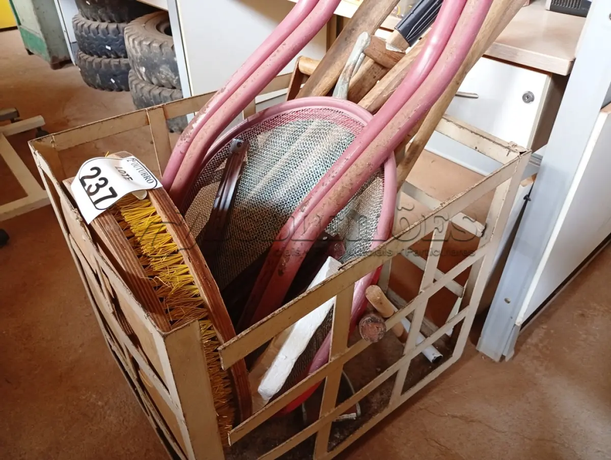 LOTE 237 - 1 CARRINHO COM RODINHAS, 02 BASES DE FERRO PARA CARRINHO DE MÃO E MATERIAIS DIVERSOS. (NO ESTADO) ATENÇÃO! FAZER A VISITAÇÃO ANTES DE ARREMATAR, NÃO SABEMOS SE FUNCIONA. LEILÃO NÃO TEM GARANTIA E NEM DEVOLUÇÃO, SUJEITO A POSSÍVEIS AVARIAS VISÍVEIS/OCULTAS E/OU AUSÊNCIA DE COMPONENTES.