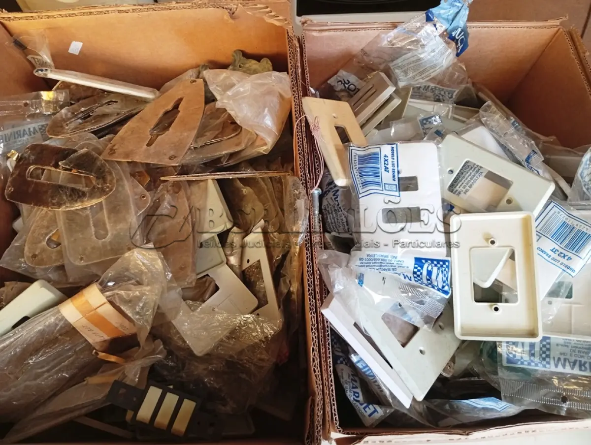 LOTE 227 - 01 LOTE COM GRANDE QUANTIDADE DE PLACAS PARA TOMADAS. E MATERIAIS ELÉTRICOS DIVERSOS. (NO ESTADO) ATENÇÃO! FAZER A VISITAÇÃO ANTES DE ARREMATAR, NÃO SABEMOS SE FUNCIONA. LEILÃO NÃO TEM GARANTIA E NEM DEVOLUÇÃO, SUJEITO A POSSÍVEIS AVARIAS VISÍVEIS/OCULTAS E/OU AUSÊNCIA DE COMPONENTES.