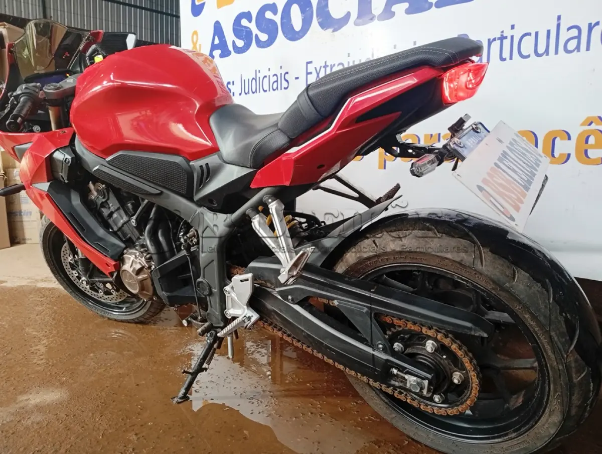 LOTE 008 - 01 MOTO HONDA/CBR 650R; COR VERMELHA; ANO 2022. (NO ESTADO) (TODOS DOCUMENTOS 2024 PAGOS)