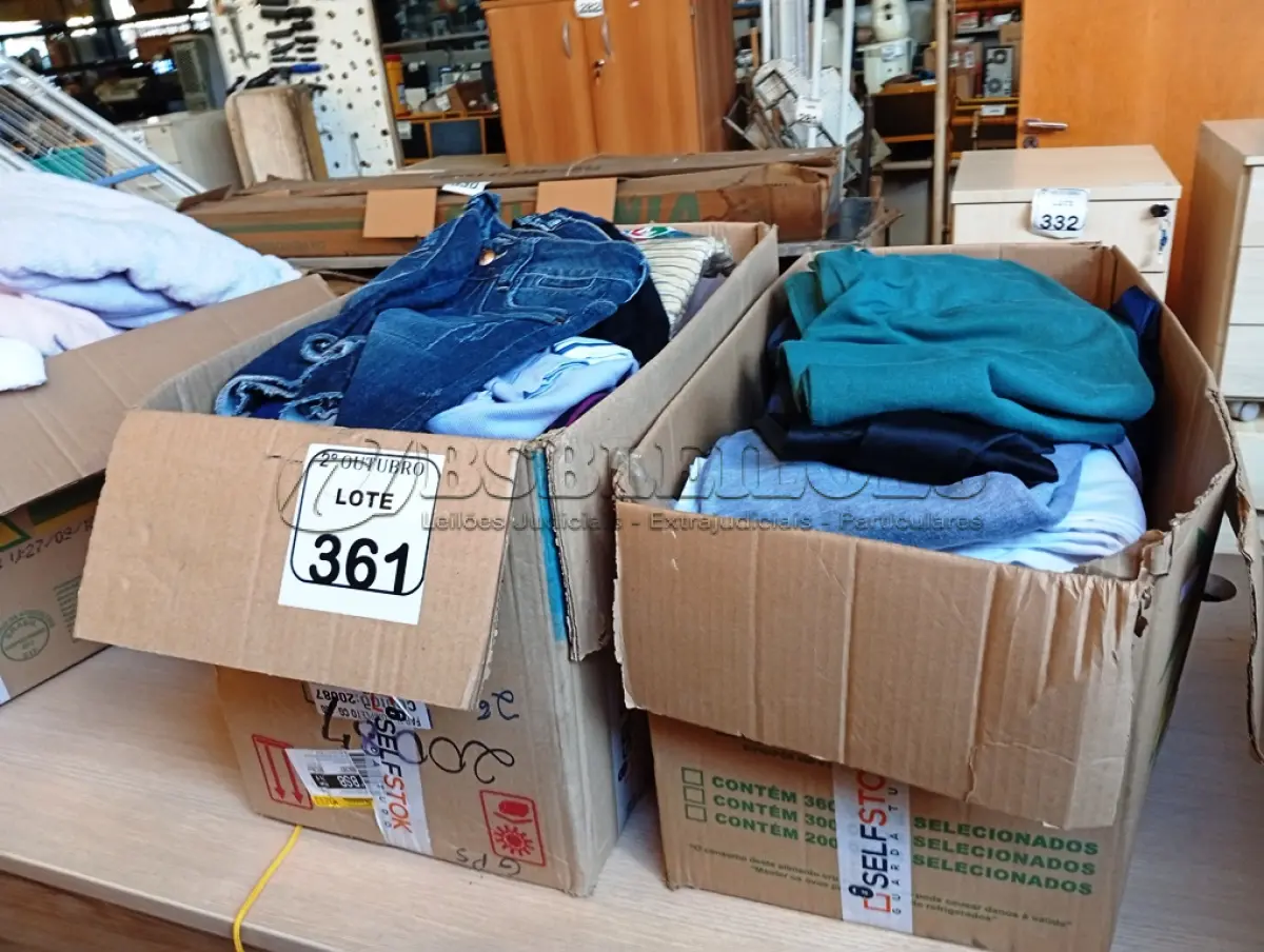LOTE 361 - 01 LOTE C/ROUPAS DIVERSAS. (NO ESTADO) ATENÇÃO! FAZER A VISITAÇÃO ANTES DE ARREMATAR, NÃO SABEMOS SE FUNCIONA. LEILÃO NÃO TEM GARANTIA E NEM DEVOLUÇÃO, SUJEITO A POSSÍVEIS AVARIAS VISÍVEIS/OCULTAS E/OU AUSÊNCIA DE COMPONENTES.