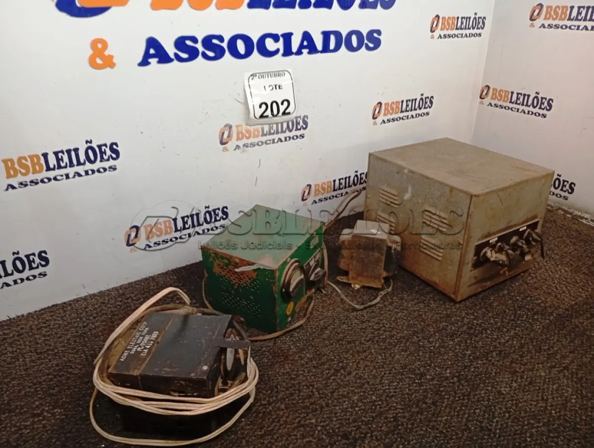 LOTE 202 - 04 TRANSFORMADORES MARCAS E MODELOS DIVERSOS. (NO ESTADO) ATENÇÃO! FAZER A VISITAÇÃO ANTES DE ARREMATAR, NÃO SABEMOS SE FUNCIONA. LEILÃO NÃO TEM GARANTIA E NEM DEVOLUÇÃO, SUJEITO A POSSÍVEIS AVARIAS VISÍVEIS/OCULTAS E/OU AUSÊNCIA DE COMPONENTES.