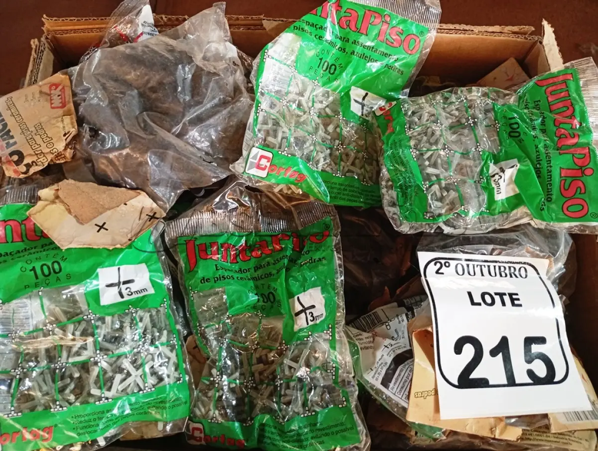 LOTE 215 - 01 LOTE COM GRANDE QUANTIDADE DE ESPAÇADORES PARA ASSENTAMENTO DE PISO E MATERIAIS DIVERSOS. (NO ESTADO) ATENÇÃO! FAZER A VISITAÇÃO ANTES DE ARREMATAR, NÃO SABEMOS SE FUNCIONA. LEILÃO NÃO TEM GARANTIA E NEM DEVOLUÇÃO, SUJEITO A POSSÍVEIS AVARIAS VISÍVEIS/OCULTAS E/OU AUSÊNCIA DE COMPONENTES.