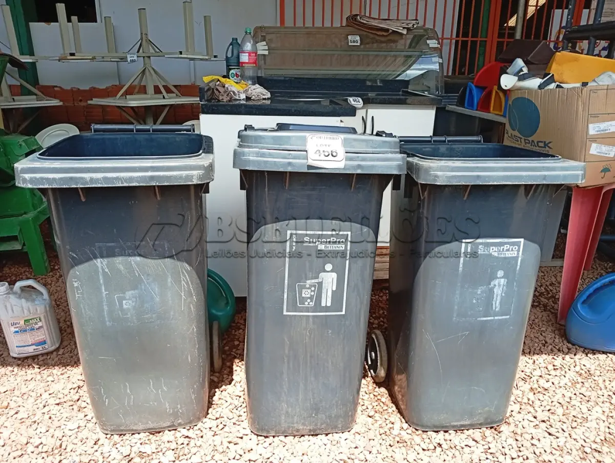 LOTE 466 - 03 LIXEIRAS COR PRETO SENDO 01 COM TAMPA E 01 C/TAMPA COR BRANCO. (NO ESTADO) ATENÇÃO! FAZER A VISITAÇÃO ANTES DE ARREMATAR, NÃO SABEMOS SE FUNCIONA. LEILÃO NÃO TEM GARANTIA E NEM DEVOLUÇÃO, SUJEITO A POSSÍVEIS AVARIAS VISÍVEIS/OCULTAS E/OU AUSÊNCIA DE COMPONENTES.