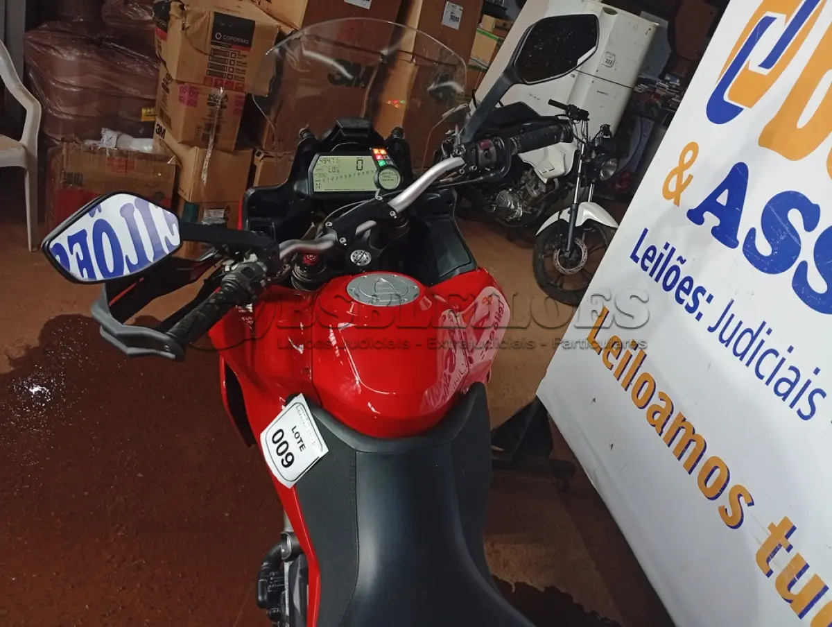 LOTE 009 - 01 MOTO DUCATI/MTS 1200; COR VERMELHA; ANO 2015. (TODOS DOCUMENTOS 2024 PAGOS)