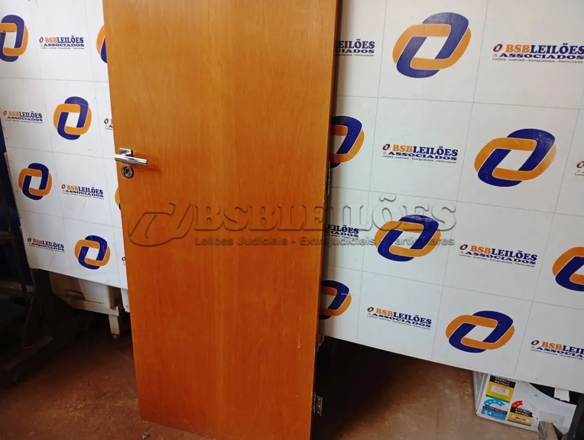 LOTE 357 - 01 PORTA EM MADEIRA 70X2,10. (NO ESTADO) ATENÇÃO! FAZER A VISITAÇÃO ANTES DE ARREMATAR, NÃO SABEMOS SE FUNCIONA. LEILÃO NÃO TEM GARANTIA E NEM DEVOLUÇÃO, SUJEITO A POSSÍVEIS AVARIAS VISÍVEIS/OCULTAS E/OU AUSÊNCIA DE COMPONENTES.