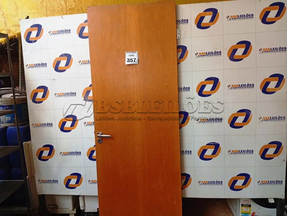 LOTE 357 - 01 PORTA EM MADEIRA 70X2,10. (NO ESTADO) ATENÇÃO! FAZER A VISITAÇÃO ANTES DE ARREMATAR, NÃO SABEMOS SE FUNCIONA. LEILÃO NÃO TEM GARANTIA E NEM DEVOLUÇÃO, SUJEITO A POSSÍVEIS AVARIAS VISÍVEIS/OCULTAS E/OU AUSÊNCIA DE COMPONENTES.