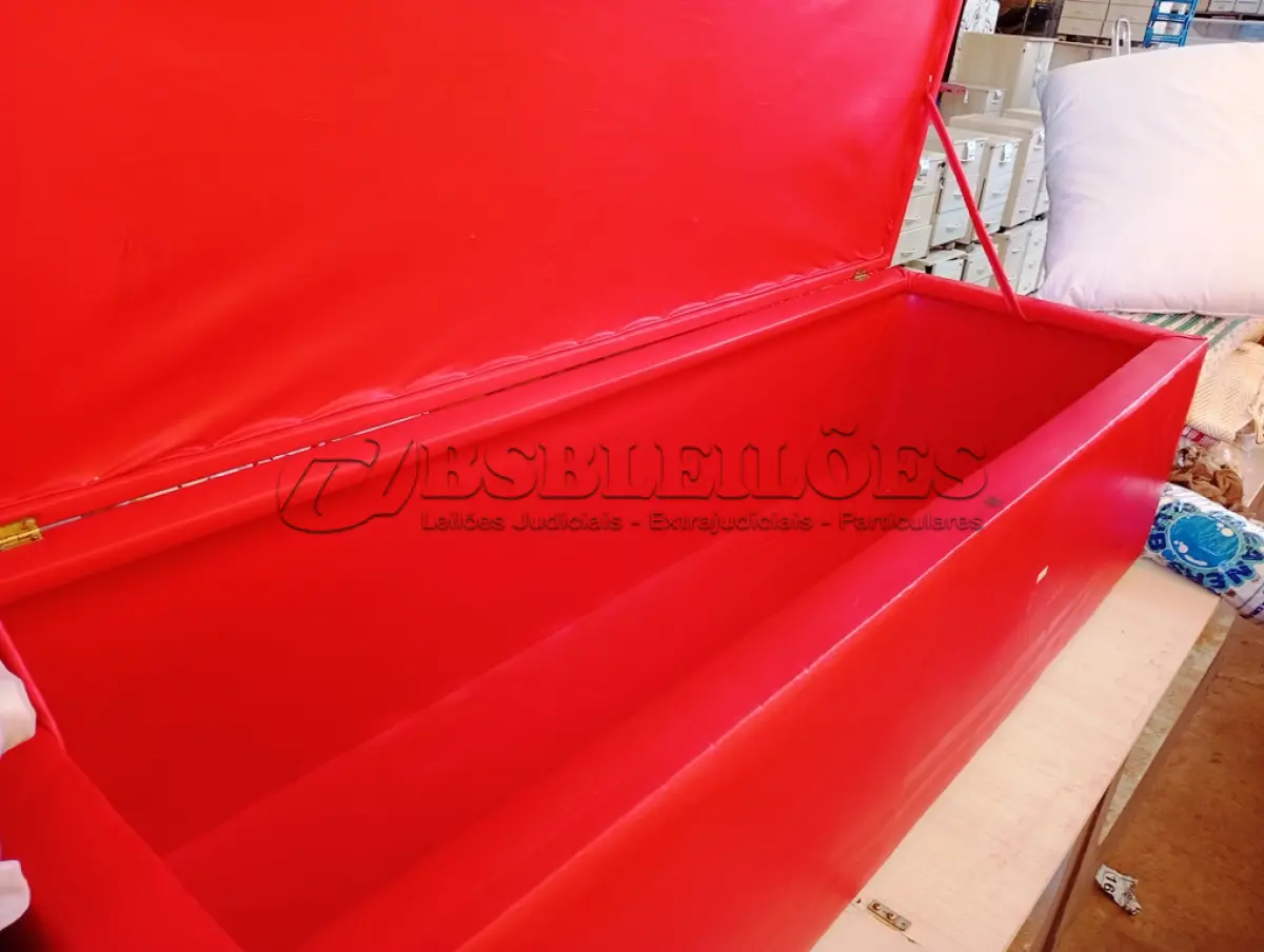 LOTE 366 - 01 BAÚ ALMOFADADO NA COR VERMELHA. (NO ESTADO) ATENÇÃO! FAZER A VISITAÇÃO ANTES DE ARREMATAR, NÃO SABEMOS SE FUNCIONA. LEILÃO NÃO TEM GARANTIA E NEM DEVOLUÇÃO, SUJEITO A POSSÍVEIS AVARIAS VISÍVEIS/OCULTAS E/OU AUSÊNCIA DE COMPONENTES.