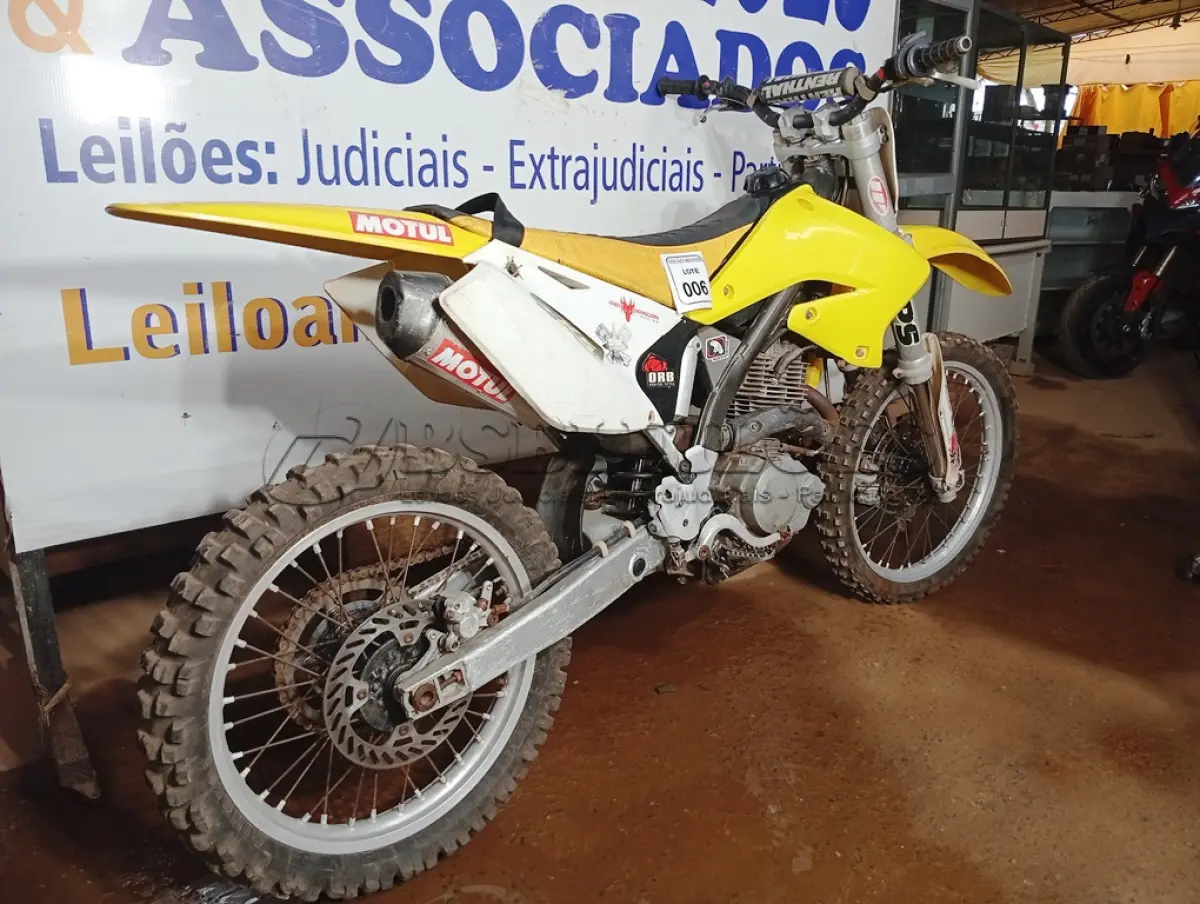 LOTE 006 - 01 MOTO DE MOTOCROSS SUZUKI RMZ; MOTOR 230CC; COR BRANCA C/AMARELA; ANO 2005. (NO ESTADO)
