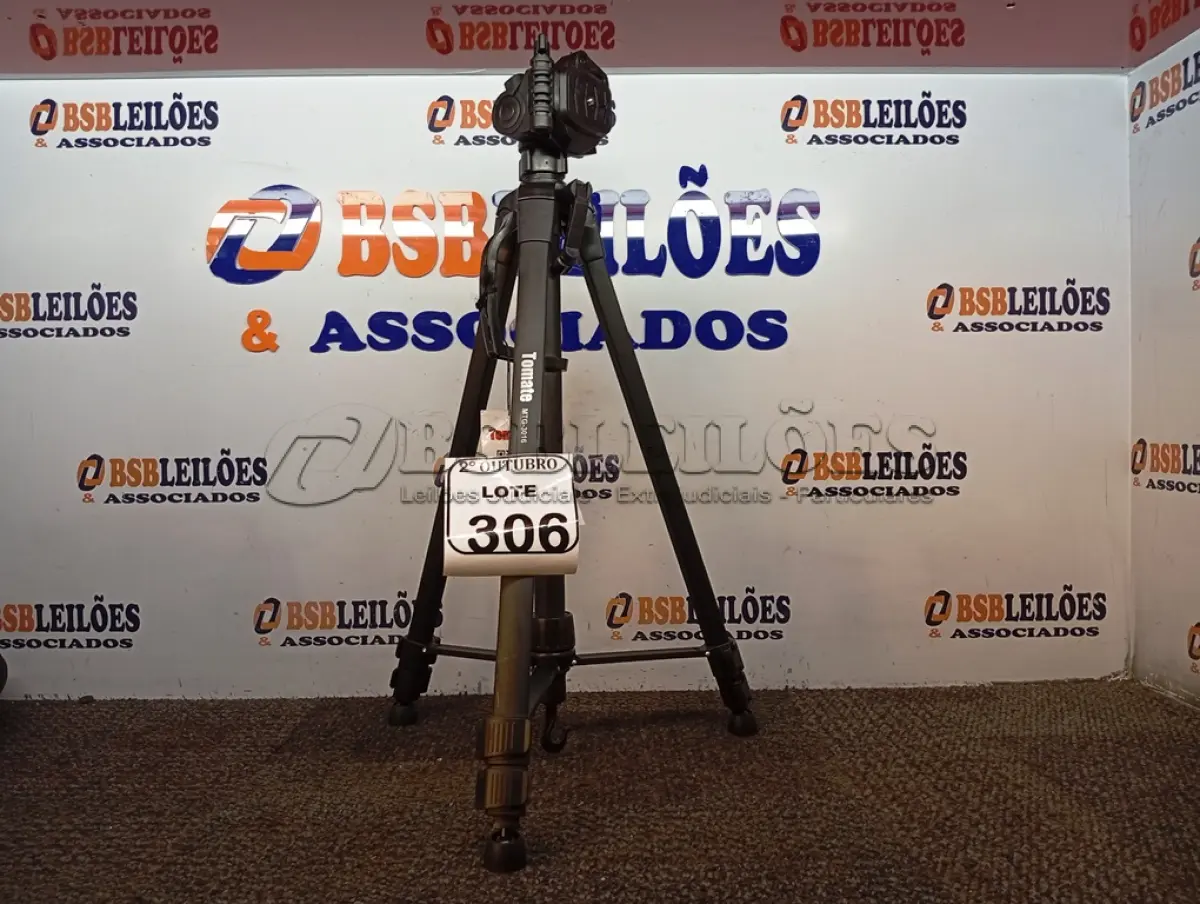 LOTE 306 - 01 TRIPÉ PARA CÂMERA MARCA TOMATE MTG-3016. (NO ESTADO) ATENÇÃO! FAZER A VISITAÇÃO ANTES DE ARREMATAR, NÃO SABEMOS SE FUNCIONA. LEILÃO NÃO TEM GARANTIA E NEM DEVOLUÇÃO, SUJEITO A POSSÍVEIS AVARIAS VISÍVEIS/OCULTAS E/OU AUSÊNCIA DE COMPONENTES.