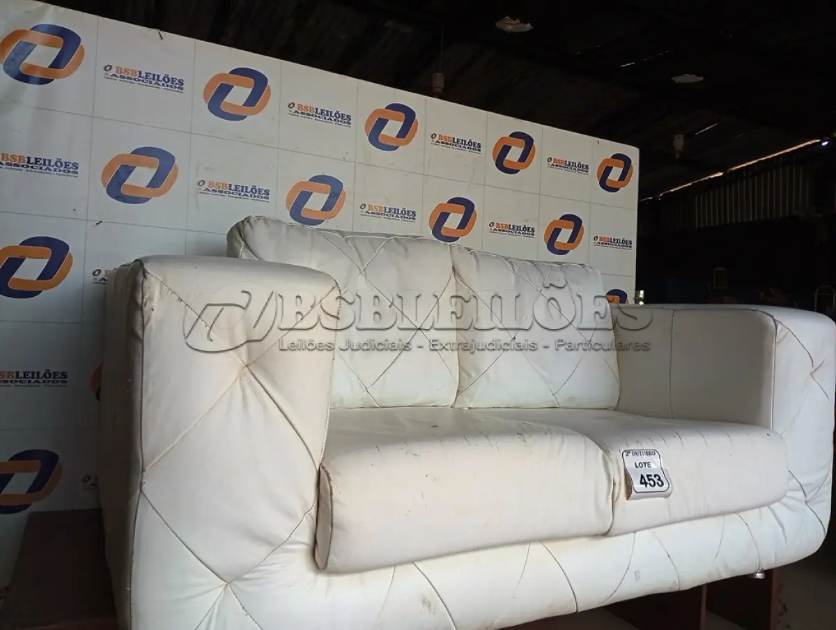 LOTE 453 - 01 SOFÁ DE DOIS LUGARES DE COURO NA COR BRANCA. (NO ESTADO) ATENÇÃO! FAZER A VISITAÇÃO ANTES DE ARREMATAR, NÃO SABEMOS SE FUNCIONA. LEILÃO NÃO TEM GARANTIA E NEM DEVOLUÇÃO, SUJEITO A POSSÍVEIS AVARIAS VISÍVEIS/OCULTAS E/OU AUSÊNCIA DE COMPONENTES.