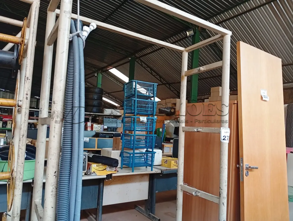 LOTE 279 - 01 EXPOSITOR DE FERRO. (NO ESTADO) ATENÇÃO! FAZER A VISITAÇÃO ANTES DE ARREMATAR, NÃO SABEMOS SE FUNCIONA. LEILÃO NÃO TEM GARANTIA E NEM DEVOLUÇÃO, SUJEITO A POSSÍVEIS AVARIAS VISÍVEIS/OCULTAS E/OU AUSÊNCIA DE COMPONENTES.