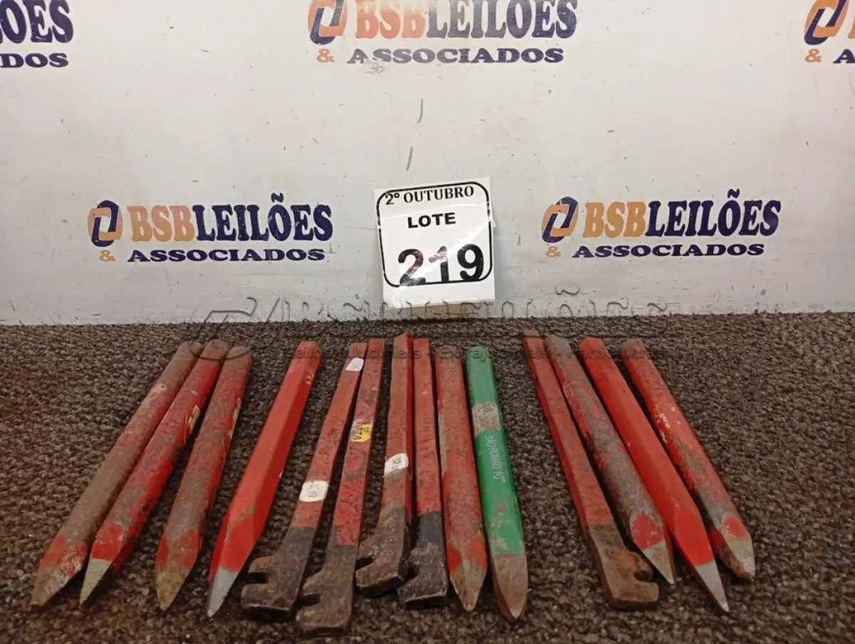 LOTE 219 - 09 PONTEIROS DE FERRO E 05 DOBRADORES DE FERRO. (NO ESTADO) ATENÇÃO! FAZER A VISITAÇÃO ANTES DE ARREMATAR, NÃO SABEMOS SE FUNCIONA. LEILÃO NÃO TEM GARANTIA E NEM DEVOLUÇÃO, SUJEITO A POSSÍVEIS AVARIAS VISÍVEIS/OCULTAS E/OU AUSÊNCIA DE COMPONENTES.