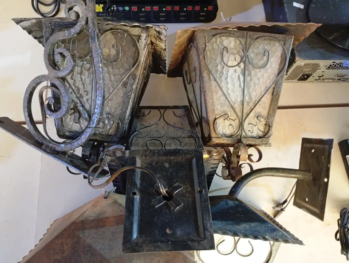 LOTE 205 - 05 LUMINÁRIAS DIVERSAS. (NO ESTADO) ATENÇÃO! FAZER A VISITAÇÃO ANTES DE ARREMATAR, NÃO SABEMOS SE FUNCIONA. LEILÃO NÃO TEM GARANTIA E NEM DEVOLUÇÃO, SUJEITO A POSSÍVEIS AVARIAS VISÍVEIS/OCULTAS E/OU AUSÊNCIA DE COMPONENTES.