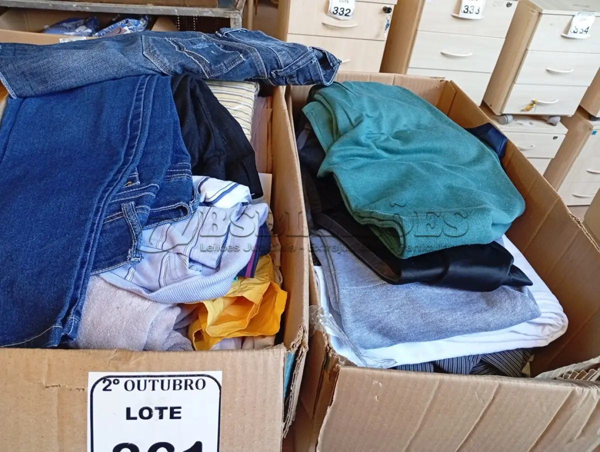 LOTE 361 - 01 LOTE C/ROUPAS DIVERSAS. (NO ESTADO) ATENÇÃO! FAZER A VISITAÇÃO ANTES DE ARREMATAR, NÃO SABEMOS SE FUNCIONA. LEILÃO NÃO TEM GARANTIA E NEM DEVOLUÇÃO, SUJEITO A POSSÍVEIS AVARIAS VISÍVEIS/OCULTAS E/OU AUSÊNCIA DE COMPONENTES.