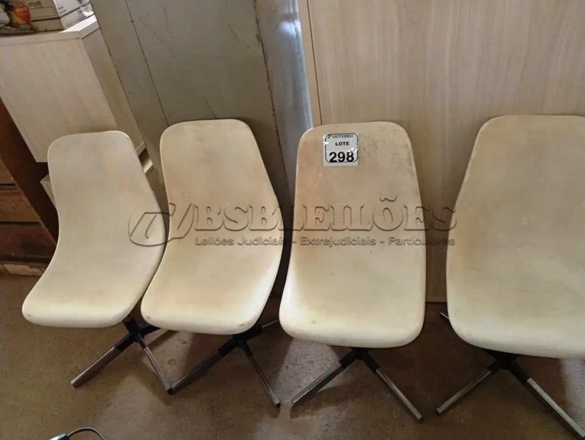 LOTE 298 - 04 CADEIRAS BASE DE FERRO C/ACENTO EM PLÁSTICO. (NO ESTADO) ATENÇÃO! FAZER A VISITAÇÃO ANTES DE ARREMATAR, NÃO SABEMOS SE FUNCIONA. LEILÃO NÃO TEM GARANTIA E NEM DEVOLUÇÃO, SUJEITO A POSSÍVEIS AVARIAS VISÍVEIS/OCULTAS E/OU AUSÊNCIA DE COMPONENTES.