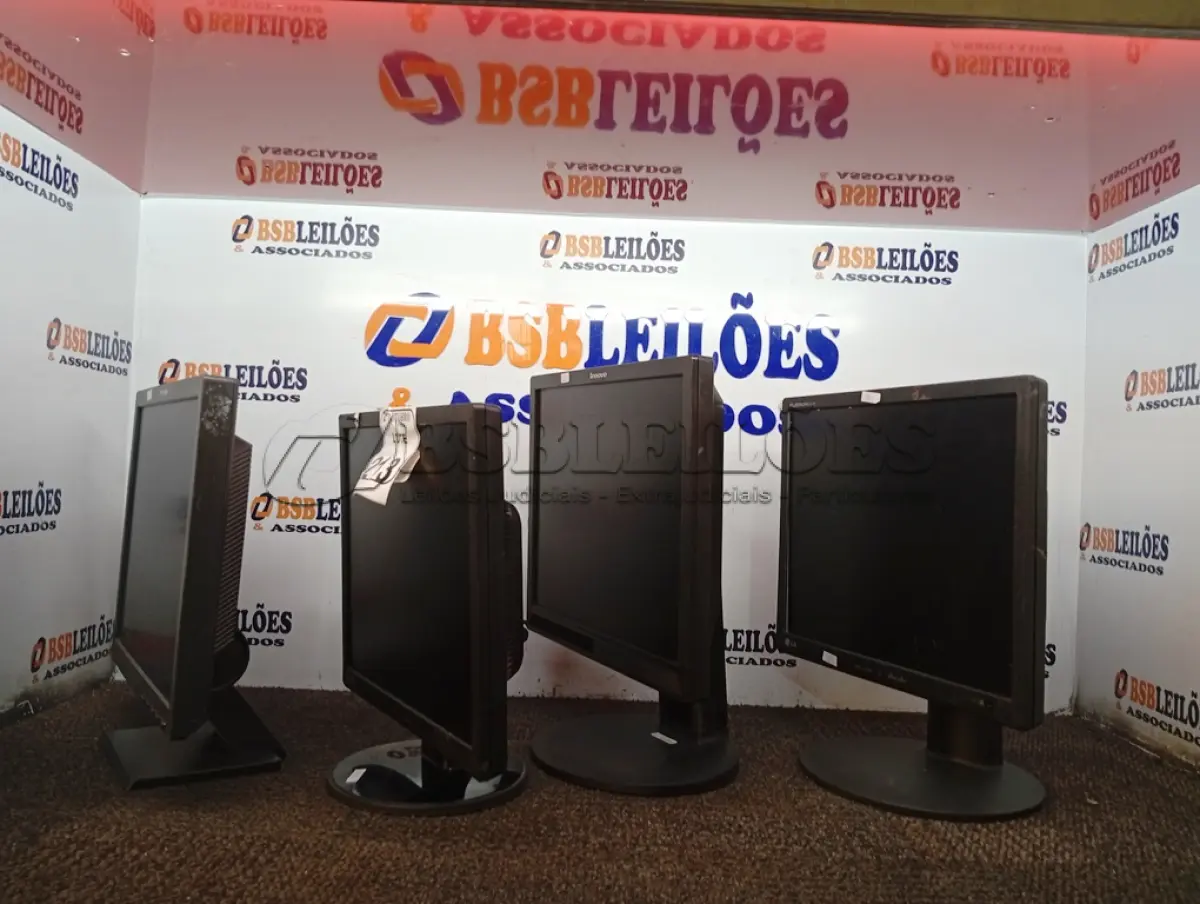 LOTE 213 - 04 MONITORES LCD MARCAS E MODELOS DIVERSOS. (NO ESTADO) ATENÇÃO! FAZER A VISITAÇÃO ANTES DE ARREMATAR, NÃO SABEMOS SE FUNCIONA. LEILÃO NÃO TEM GARANTIA E NEM DEVOLUÇÃO, SUJEITO A POSSÍVEIS AVARIAS VISÍVEIS/OCULTAS E/OU AUSÊNCIA DE COMPONENTES.
