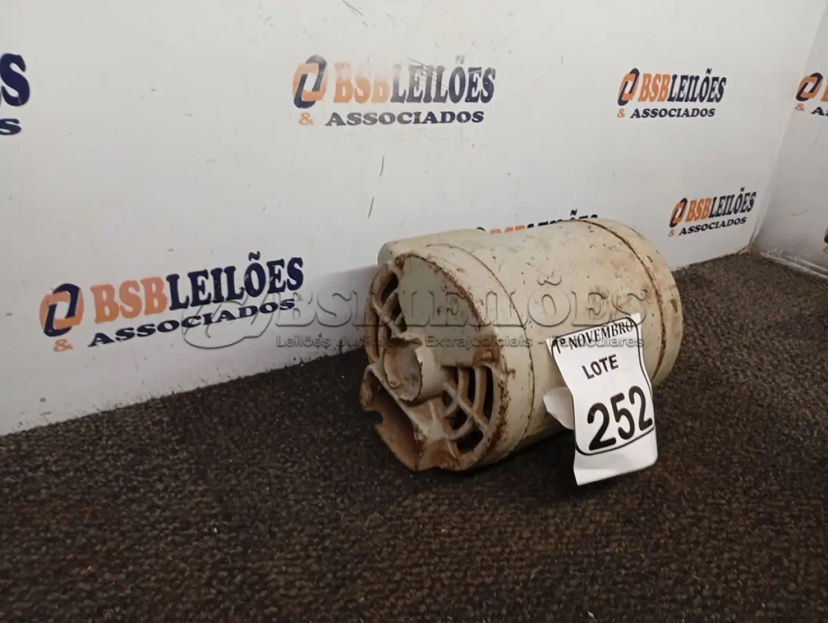 LOTE 252 - 01 MOTOR ELÉTRICO. (NO ESTADO) ATENÇÃO! FAZER A VISITAÇÃO ANTES DE ARREMATAR, NÃO SABEMOS SE FUNCIONA. LEILÃO NÃO TEM GARANTIA E NEM DEVOLUÇÃO, SUJEITO A POSSÍVEIS AVARIAS VISÍVEIS/OCULTAS E/OU AUSÊNCIA DE COMPONENTES.
