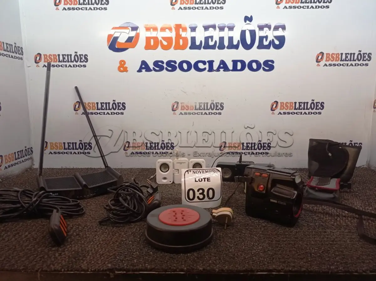 LOTE 030 - 01 ROTEADOR, 02 MÁQUINAS FOTOGRÁFICAS E 02 CAIXINHAS DE SOM. (NO ESTADO) ATENÇÃO! FAZER A VISITAÇÃO ANTES DE ARREMATAR, NÃO SABEMOS SE FUNCIONA. LEILÃO NÃO TEM GARANTIA E NEM DEVOLUÇÃO, SUJEITO A POSSÍVEIS AVARIAS VISÍVEIS/OCULTAS E/OU AUSÊNCIA DE COMPONENTES.