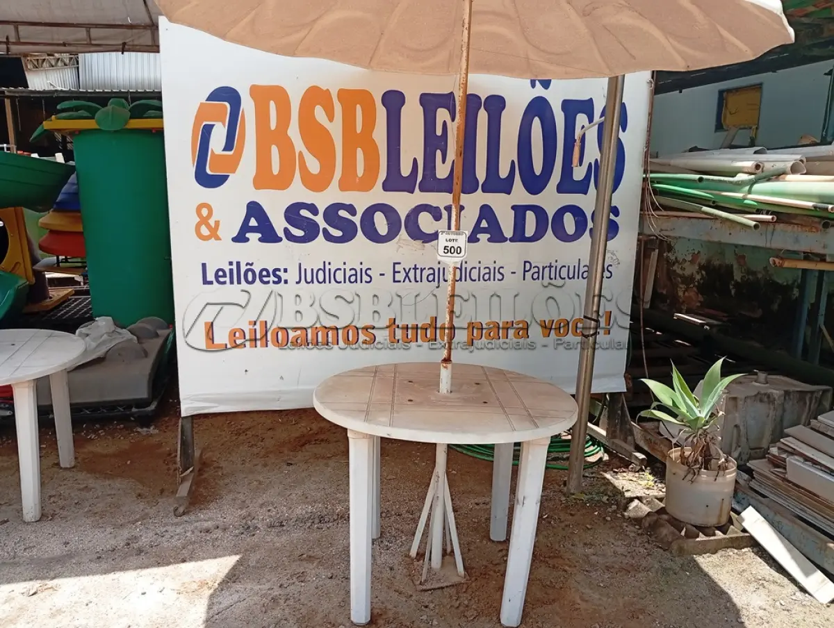 LOTE 500 - 01 MESA DE PLÁSTICO C/SOMBREIRO E BASE DE FERRO. (NO ESTADO) ATENÇÃO! FAZER A VISITAÇÃO ANTES DE ARREMATAR, NÃO SABEMOS SE FUNCIONA. LEILÃO NÃO TEM GARANTIA E NEM DEVOLUÇÃO, SUJEITO A POSSÍVEIS AVARIAS VISÍVEIS/OCULTAS E/OU AUSÊNCIA DE COMPONENTES.