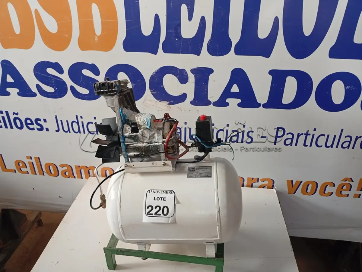 LOTE 220 - 01 COMPRESSOR DE AR ODONTOLÓGICO C/AVARIAS. (NO ESTADO) ATENÇÃO! FAZER A VISITAÇÃO ANTES DE ARREMATAR, NÃO SABEMOS SE FUNCIONA. LEILÃO NÃO TEM GARANTIA E NEM DEVOLUÇÃO, SUJEITO A POSSÍVEIS AVARIAS VISÍVEIS/OCULTAS E/OU AUSÊNCIA DE COMPONENTES.