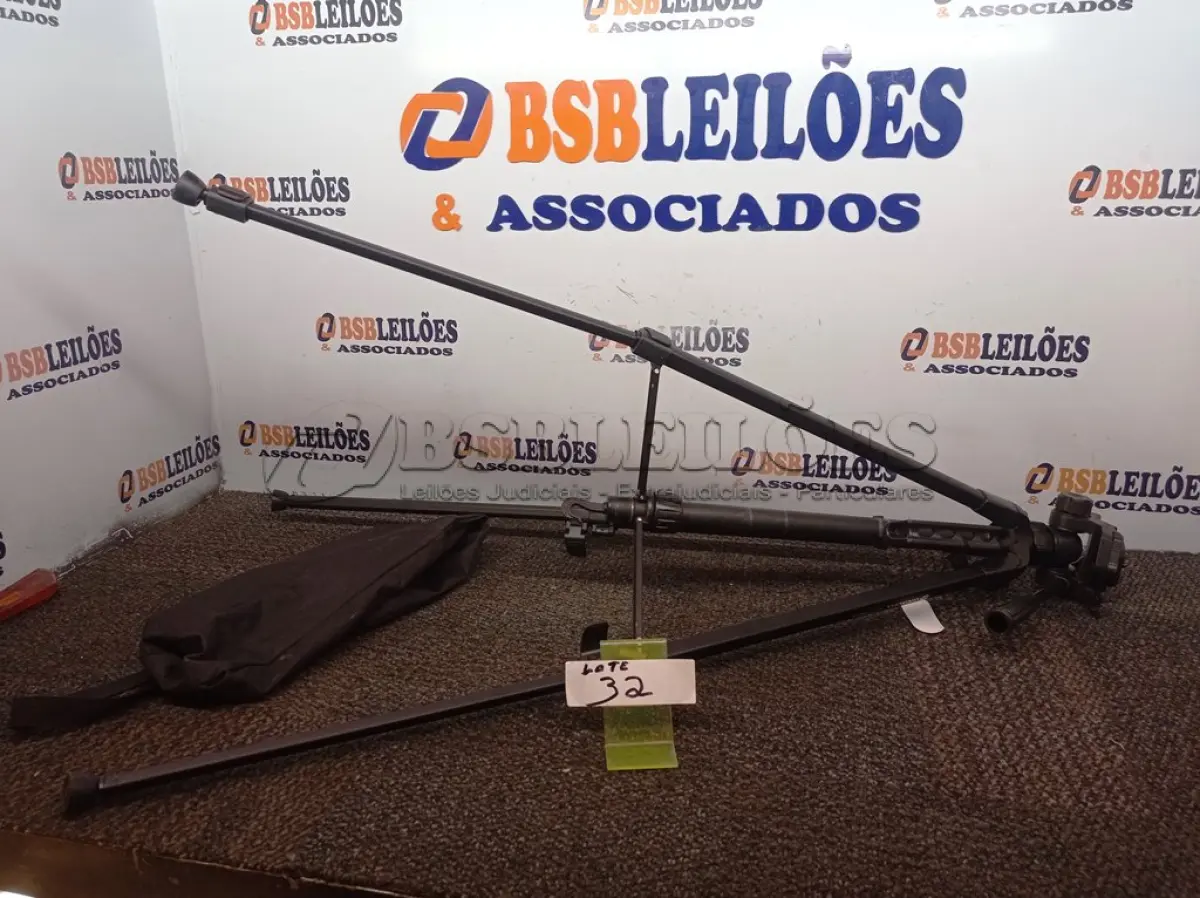 LOTE 032 - 01 TRIPÉ P/ CÂMERA MARCA TOMATE MTG-3016. (NO ESTADO) ATENÇÃO! FAZER A VISITAÇÃO ANTES DE ARREMATAR, NÃO SABEMOS SE FUNCIONA. LEILÃO NÃO TEM GARANTIA E NEM DEVOLUÇÃO, SUJEITO A POSSÍVEIS AVARIAS VISÍVEIS/OCULTAS E/OU AUSÊNCIA DE COMPONENTES.