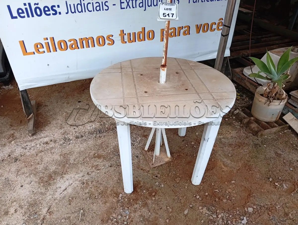LOTE 517 - 01 MESA DE PLÁSTICO C/SOMBREIRO E BASE DE FERRO. (NO ESTADO) ATENÇÃO! FAZER A VISITAÇÃO ANTES DE ARREMATAR, NÃO SABEMOS SE FUNCIONA. LEILÃO NÃO TEM GARANTIA E NEM DEVOLUÇÃO, SUJEITO A POSSÍVEIS AVARIAS VISÍVEIS/OCULTAS E/OU AUSÊNCIA DE COMPONENTES.