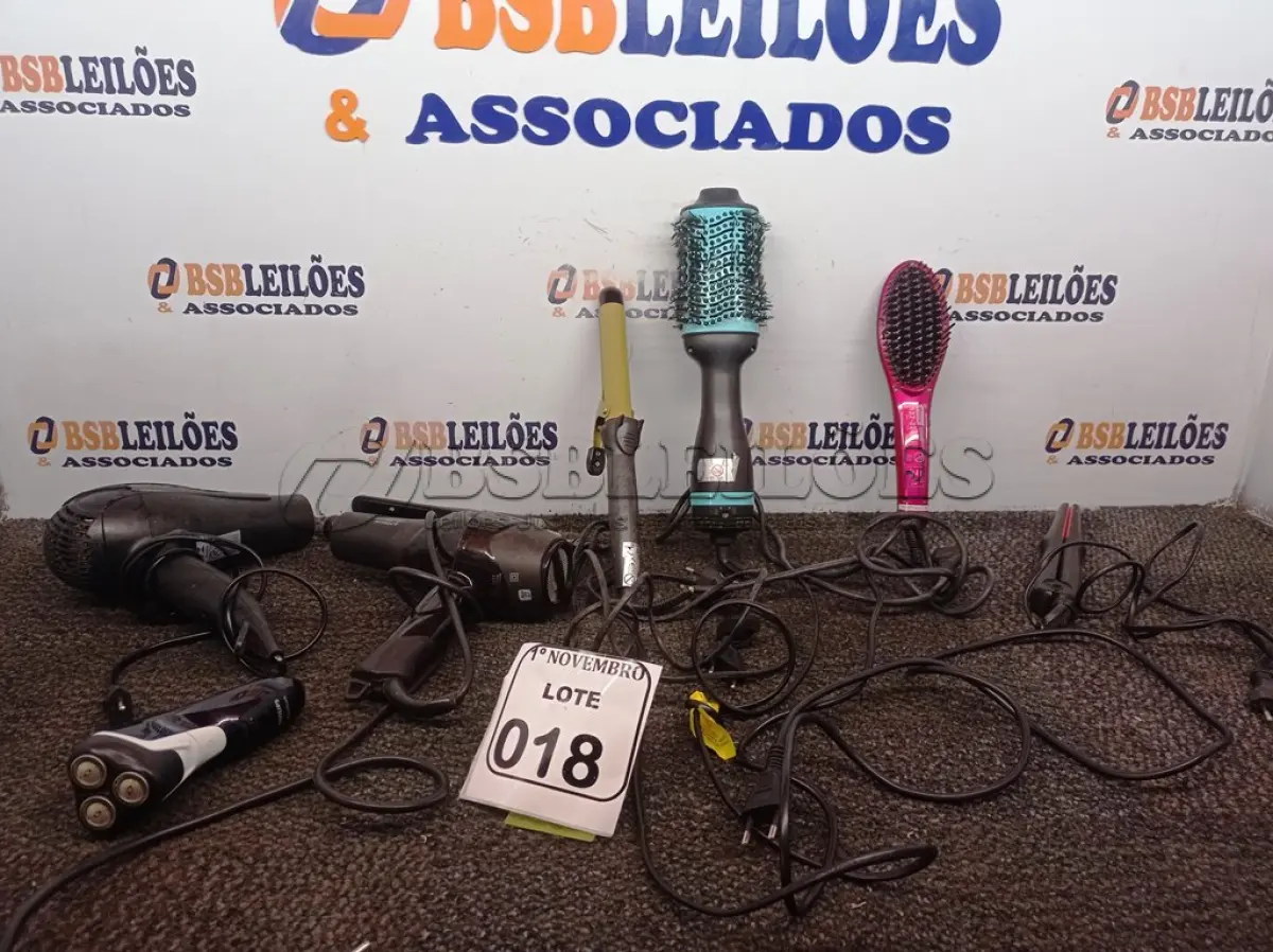 LOTE 018 - 01 LOTE COM 02 SECADORES DE CABELO, 01 ESCOVA ROTATÓRIA, 01 ESCOVA SECADORA, 02 CHAPINHAS E DIVERSOS COM AVARIAS. (NO ESTADO) ATENÇÃO! FAZER A VISITAÇÃO ANTES DE ARREMATAR, NÃO SABEMOS SE FUNCIONA. LEILÃO NÃO TEM GARANTIA E NEM DEVOLUÇÃO, SUJEITO A POSSÍVEIS AVARIAS VISÍVEIS/OCULTAS E/OU AUSÊNCIA DE COMPONENTES.