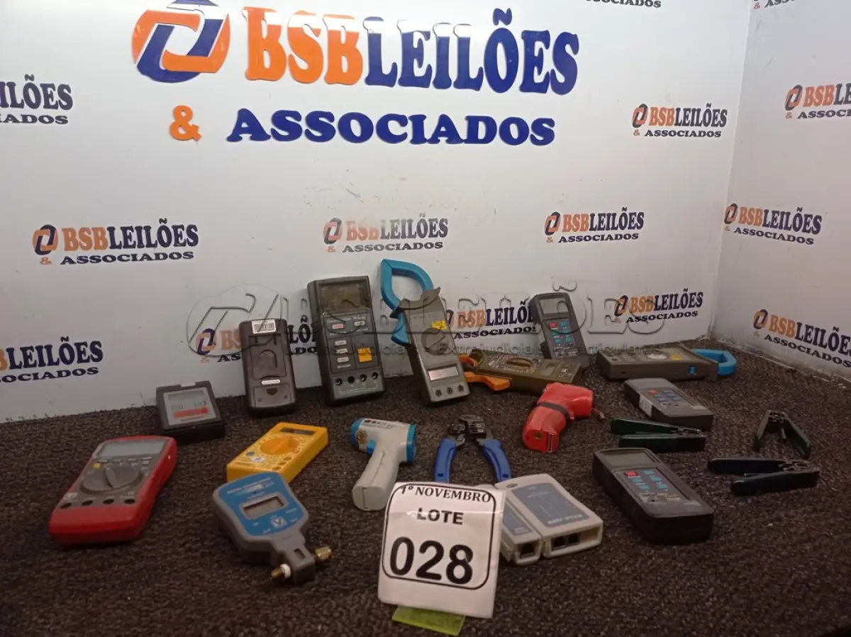 LOTE 028 - 01 LOTE C/ DIVERSOS ALICATES AMPERÍMETROS, MONÔMETROS E ALICATES DESCASCADORES DE FIO MARCAS E MODELOS DIVERSOS. (NO ESTADO) ATENÇÃO! FAZER A VISITAÇÃO ANTES DE ARREMATAR, NÃO SABEMOS SE FUNCIONA. LEILÃO NÃO TEM GARANTIA E NEM DEVOLUÇÃO, SUJEITO A POSSÍVEIS AVARIAS VISÍVEIS/OCULTAS E/OU AUSÊNCIA DE COMPONENTES.