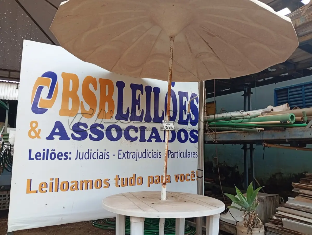 LOTE 518 - 01 MESA DE PLÁSTICO C/SOMBREIRO E BASE DE FERRO. (NO ESTADO) ATENÇÃO! FAZER A VISITAÇÃO ANTES DE ARREMATAR, NÃO SABEMOS SE FUNCIONA. LEILÃO NÃO TEM GARANTIA E NEM DEVOLUÇÃO, SUJEITO A POSSÍVEIS AVARIAS VISÍVEIS/OCULTAS E/OU AUSÊNCIA DE COMPONENTES.