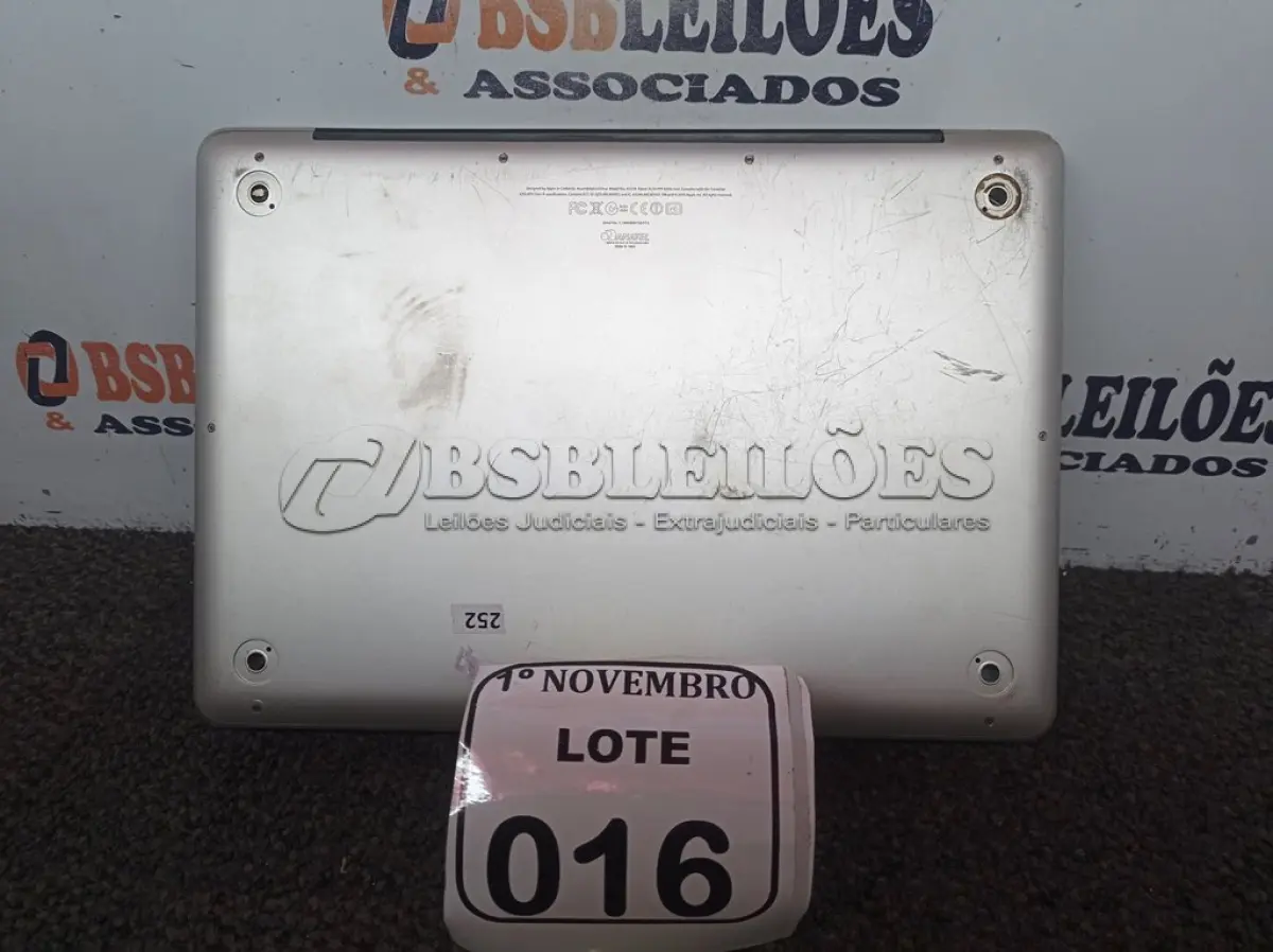 LOTE 016 - 01 MACBOOK PRO PARA RETIRADA DE PEÇAS. (NO ESTADO) ATENÇÃO! FAZER A VISITAÇÃO ANTES DE ARREMATAR, NÃO SABEMOS SE FUNCIONA. LEILÃO NÃO TEM GARANTIA E NEM DEVOLUÇÃO, SUJEITO A POSSÍVEIS AVARIAS VISÍVEIS/OCULTAS E/OU AUSÊNCIA DE COMPONENTES.