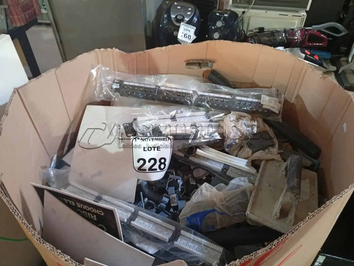 LOTE 228 - 01 LOTE C/GRANDE QUANTIDADE DE TUBULAÇÕES ELÉTRICAS MARCAS E MODELOS DIVERSOS. (NO ESTADO) ATENÇÃO! FAZER A VISITAÇÃO ANTES DE ARREMATAR, NÃO SABEMOS SE FUNCIONA. LEILÃO NÃO TEM GARANTIA E NEM DEVOLUÇÃO, SUJEITO A POSSÍVEIS AVARIAS VISÍVEIS/OCULTAS E/OU AUSÊNCIA DE COMPONENTES.