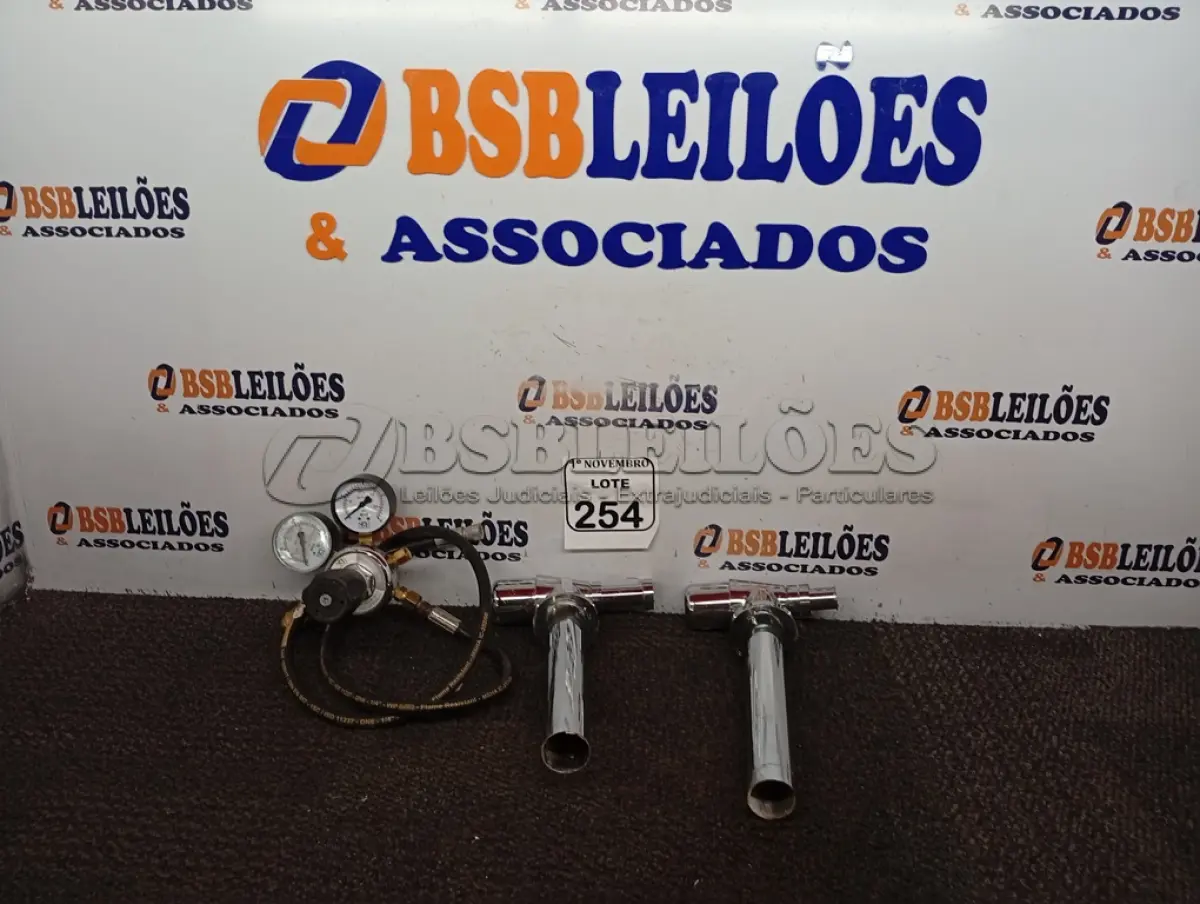 LOTE 254 - 01 MANÔMETRO P/ NITROGÊNIO MODELO 500 SIMPLES ESTÁGIO E 02 SIFÕES EM METAL. (NO ESTADO) ATENÇÃO! FAZER A VISITAÇÃO ANTES DE ARREMATAR, NÃO SABEMOS SE FUNCIONA. LEILÃO NÃO TEM GARANTIA E NEM DEVOLUÇÃO, SUJEITO A POSSÍVEIS AVARIAS VISÍVEIS/OCULTAS E/OU AUSÊNCIA DE COMPONENTES.