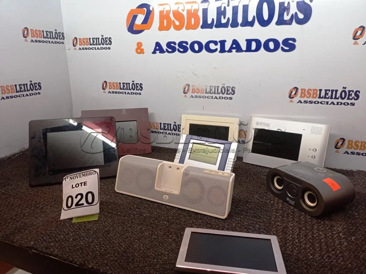 LOTE 020 - 01 LOTE COM PORTA RETRATOS DIGITAL, VÍDEO PORTEIRO, 03 CAIXINHAS DE SOM E 01 CASE. (NO ESTADO) ATENÇÃO! FAZER A VISITAÇÃO ANTES DE ARREMATAR, NÃO SABEMOS SE FUNCIONA. LEILÃO NÃO TEM GARANTIA E NEM DEVOLUÇÃO, SUJEITO A POSSÍVEIS AVARIAS VISÍVEIS/OCULTAS E/OU AUSÊNCIA DE COMPONENTES.