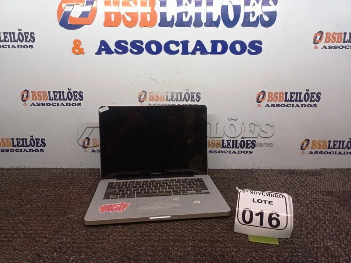 LOTE 016 - 01 MACBOOK PRO PARA RETIRADA DE PEÇAS. (NO ESTADO) ATENÇÃO! FAZER A VISITAÇÃO ANTES DE ARREMATAR, NÃO SABEMOS SE FUNCIONA. LEILÃO NÃO TEM GARANTIA E NEM DEVOLUÇÃO, SUJEITO A POSSÍVEIS AVARIAS VISÍVEIS/OCULTAS E/OU AUSÊNCIA DE COMPONENTES.