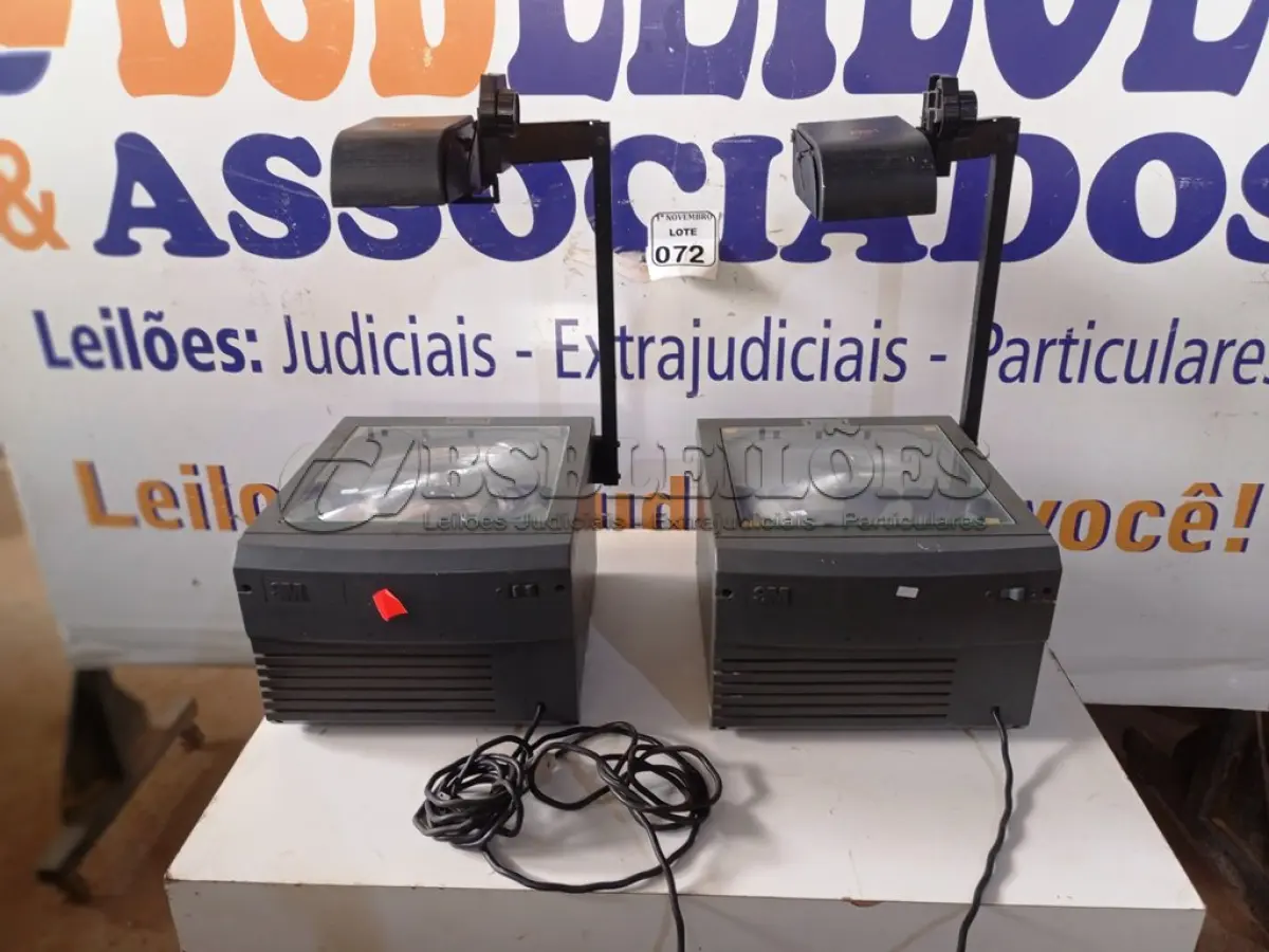 LOTE 072 - 02 RETROPROJETORES 3M. (NO ESTADO) ATENÇÃO! FAZER A VISITAÇÃO ANTES DE ARREMATAR, NÃO SABEMOS SE FUNCIONA. LEILÃO NÃO TEM GARANTIA E NEM DEVOLUÇÃO, SUJEITO A POSSÍVEIS AVARIAS VISÍVEIS/OCULTAS E/OU AUSÊNCIA DE COMPONENTES.