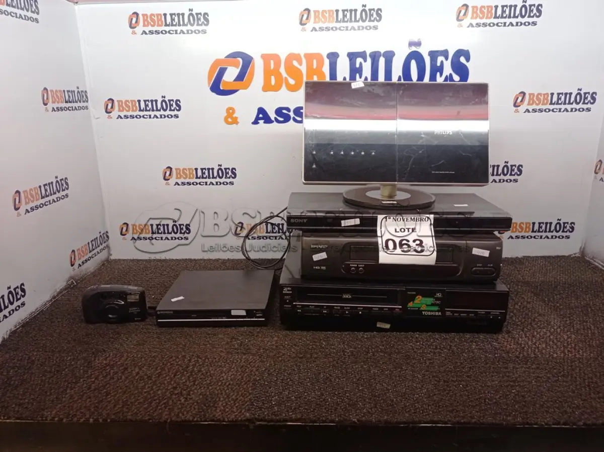 LOTE 063 - 02 VÍDEOS CASSETES, 03 APARELHOS DE DVD, 01 CÂMERA FOTOGRÁFICA E 01 PLACA P/PORTÃO MARCA ROSSI. (NO ESTADO) ATENÇÃO! FAZER A VISITAÇÃO ANTES DE ARREMATAR, NÃO SABEMOS SE FUNCIONA. LEILÃO NÃO TEM GARANTIA E NEM DEVOLUÇÃO, SUJEITO A POSSÍVEIS AVARIAS VISÍVEIS/OCULTAS E/OU AUSÊNCIA DE COMPONENTES.