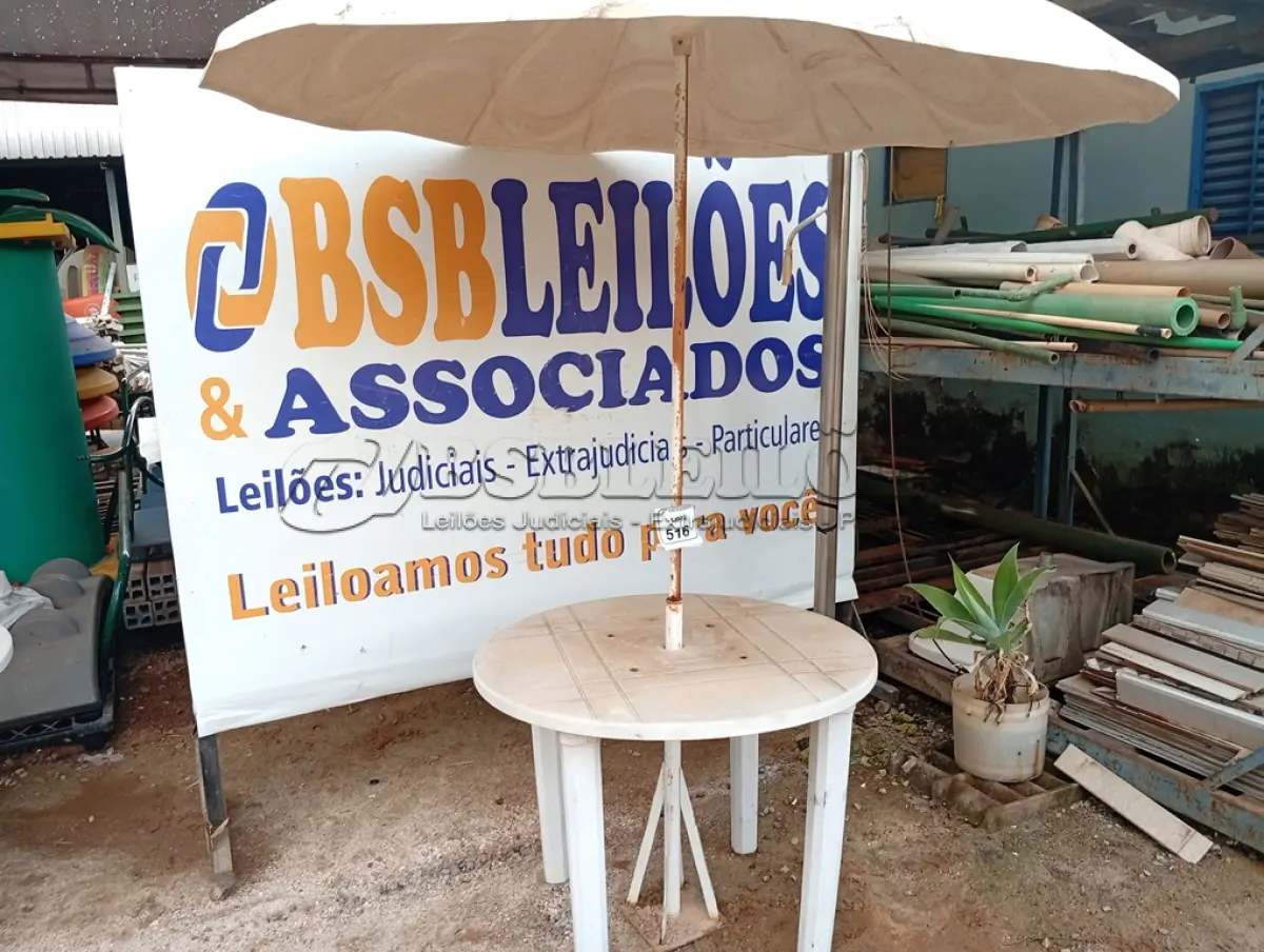LOTE 516 - 01 MESA DE PLÁSTICO C/SOMBREIRO E BASE DE FERRO. (NO ESTADO) ATENÇÃO! FAZER A VISITAÇÃO ANTES DE ARREMATAR, NÃO SABEMOS SE FUNCIONA. LEILÃO NÃO TEM GARANTIA E NEM DEVOLUÇÃO, SUJEITO A POSSÍVEIS AVARIAS VISÍVEIS/OCULTAS E/OU AUSÊNCIA DE COMPONENTES.